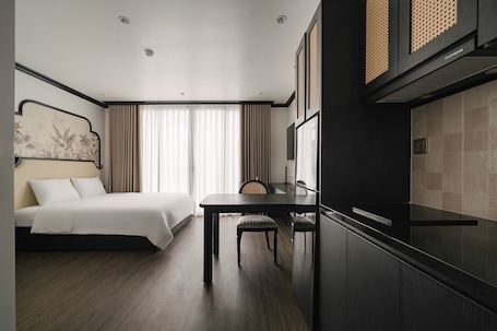 Superior studio suite, uitzicht op stad | Een bureau, een laptopwerkplek, gratis wifi