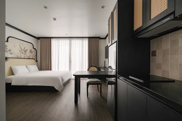 Superior Studio Suite, City View | Desk, laptop workspace, free WiFi