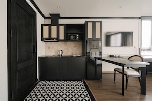 Junior Studio Suite, City View | Private kitchen