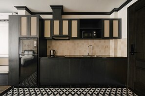 Suite estudio Deluxe, vista a la ciudad | Cocina privada | Refrigerador, microondas, parrilla de estufa y utensilios de cocina 