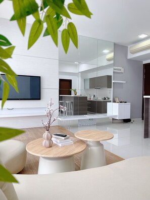 Deluxe Suite, City View | Premium bedding, pillowtop beds, free WiFi, bed sheets - Regalia Residence KLCC By Rainbow (Kuala Lumpur)