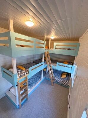 3 bedrooms, iron/ironing board, free WiFi, bed sheets - Lakefront Home for Remote work. Built 2016. 45 minutes from skiing (Marion)