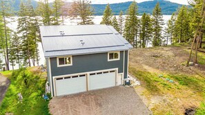 Exterior - Lakefront Home for Remote work. Built 2016. 45 minutes from skiing (Marion)