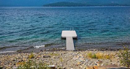 Cozy, Pristine Lakefront Escape for Summer or Winter Fun / Built 2016