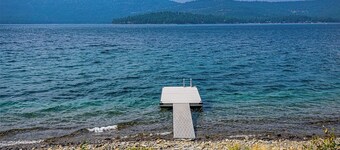 Cozy, Pristine Lakefront Escape for Summer or Winter Fun / Built 2016