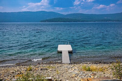 Cozy, Pristine Lakefront Escape for Summer or Winter Fun / Built 2016