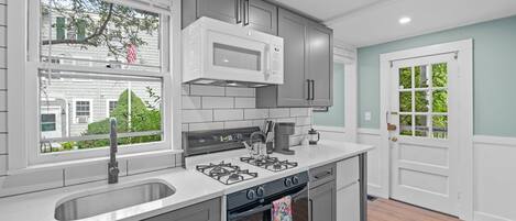 Frigorifero, microonde, forno, piano cottura