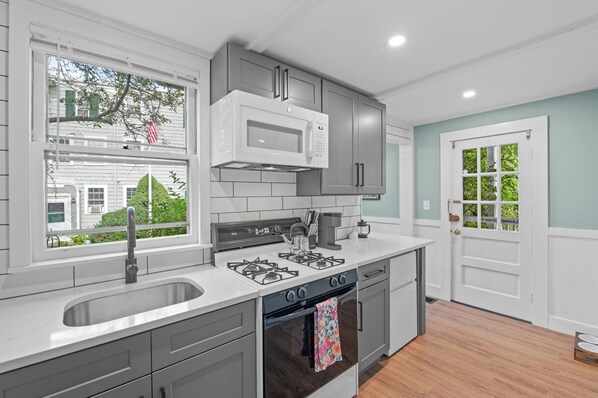 Jääkaappi, mikroaaltouuni, uuni, liesi