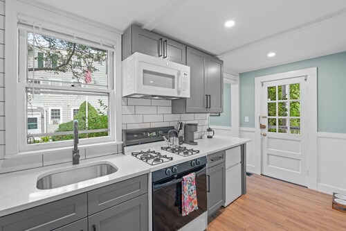 NEW Historic 1803 Salem 1BR l Walk to Haunted Happenings l SMALL DOG friendly