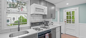 NEW Historic 1803 Salem 1BR l Walk to Haunted Happenings l SMALL DOG friendly