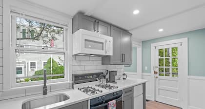 NEW Historic 1803 Salem 1BR l Walk to Haunted Happenings l SMALL DOG friendly