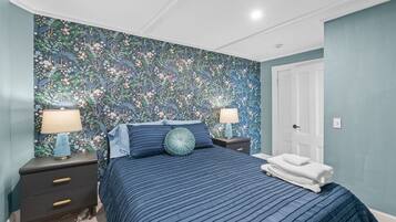 1 dormitorio, escritorio, tabla de planchar con plancha y cuna de viaje