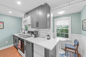 Jääkaappi, mikroaaltouuni, uuni, liesi