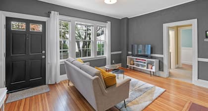 Historic 1803 Salem 1BR l Walk to Haunted Happenings l SMALL DOG friendly