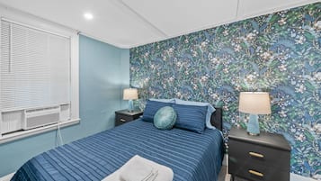1 dormitorio, escritorio, tabla de planchar con plancha y cuna de viaje