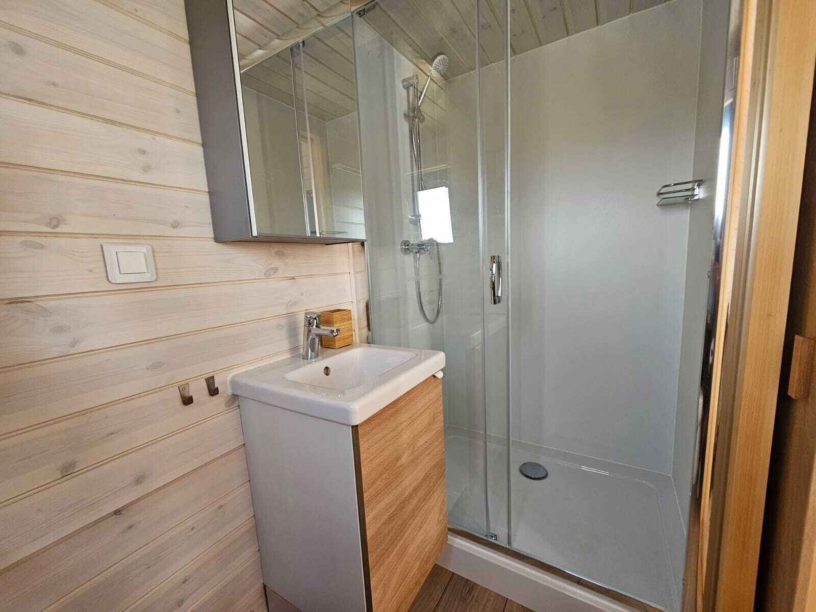 Een douche, een haardroger, handdoeken