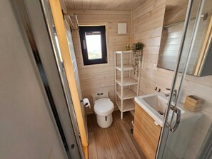Ducha, secador de pelo y toallas
