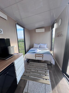 1 bedroom, bed sheets