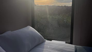 1 bedroom, bed sheets