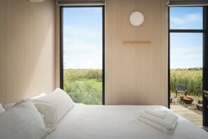 1 bedroom, bed sheets