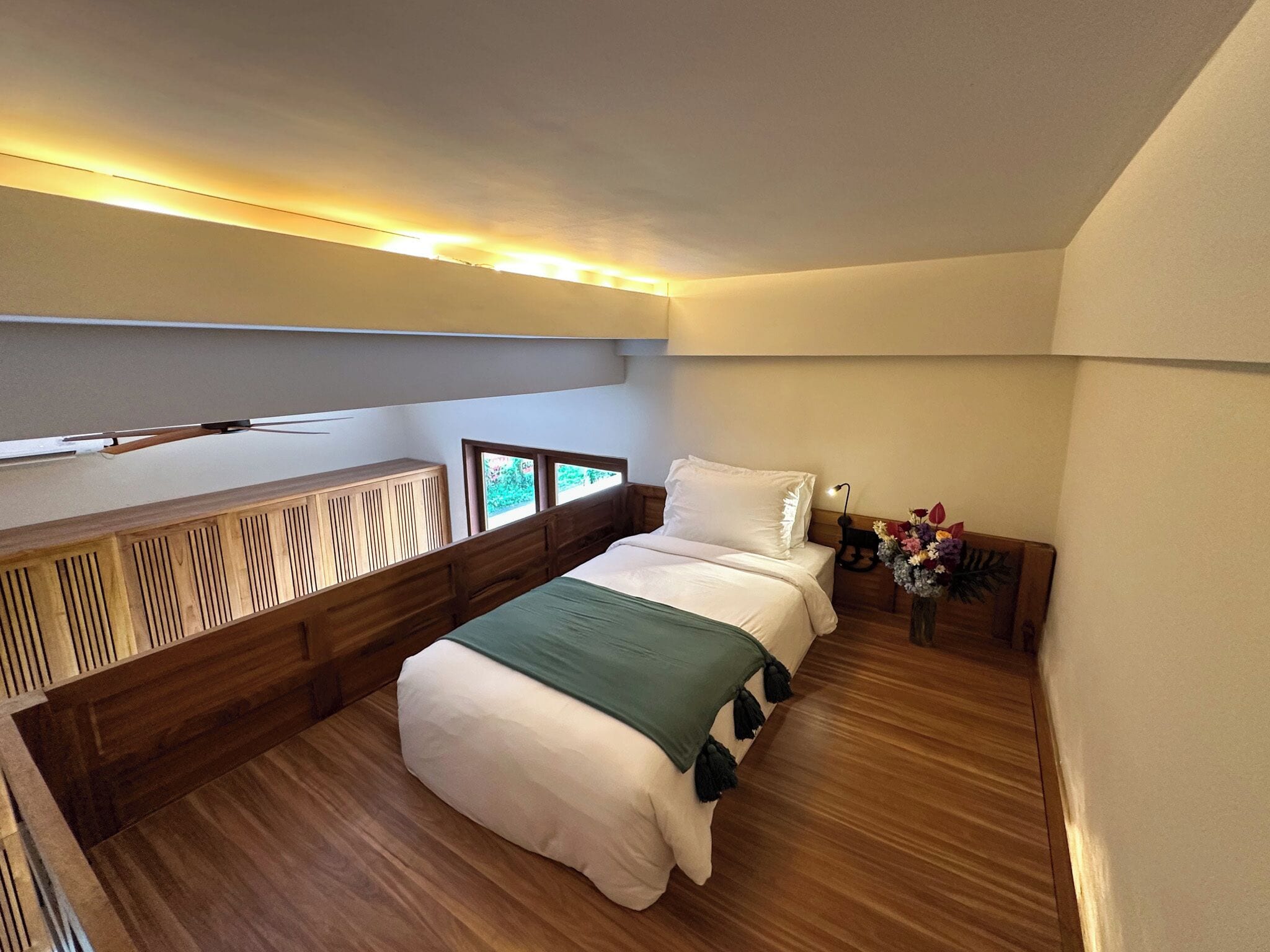 Caja de seguridad en la habitación y tabla de planchar con plancha 