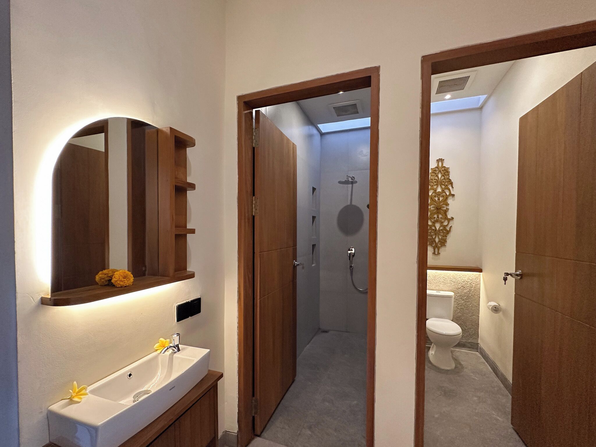 Ducha, secador de pelo, toallas, jabón