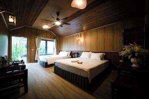 Bangalô júnior, vista para a piscina | Frigobar, escrivaninha, Wi-Fi de cortesia, roupa de cama