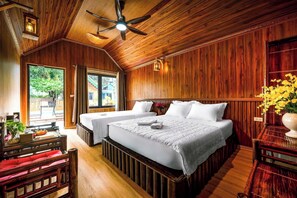 Bungalow junior, vistas a la piscina | Escritorio, sistema de insonorización, wifi gratis y ropa de cama