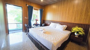 デラックス ルーム マウンテンビュー | デスク、防音設備、WiFi (無料)、ベッドシーツ