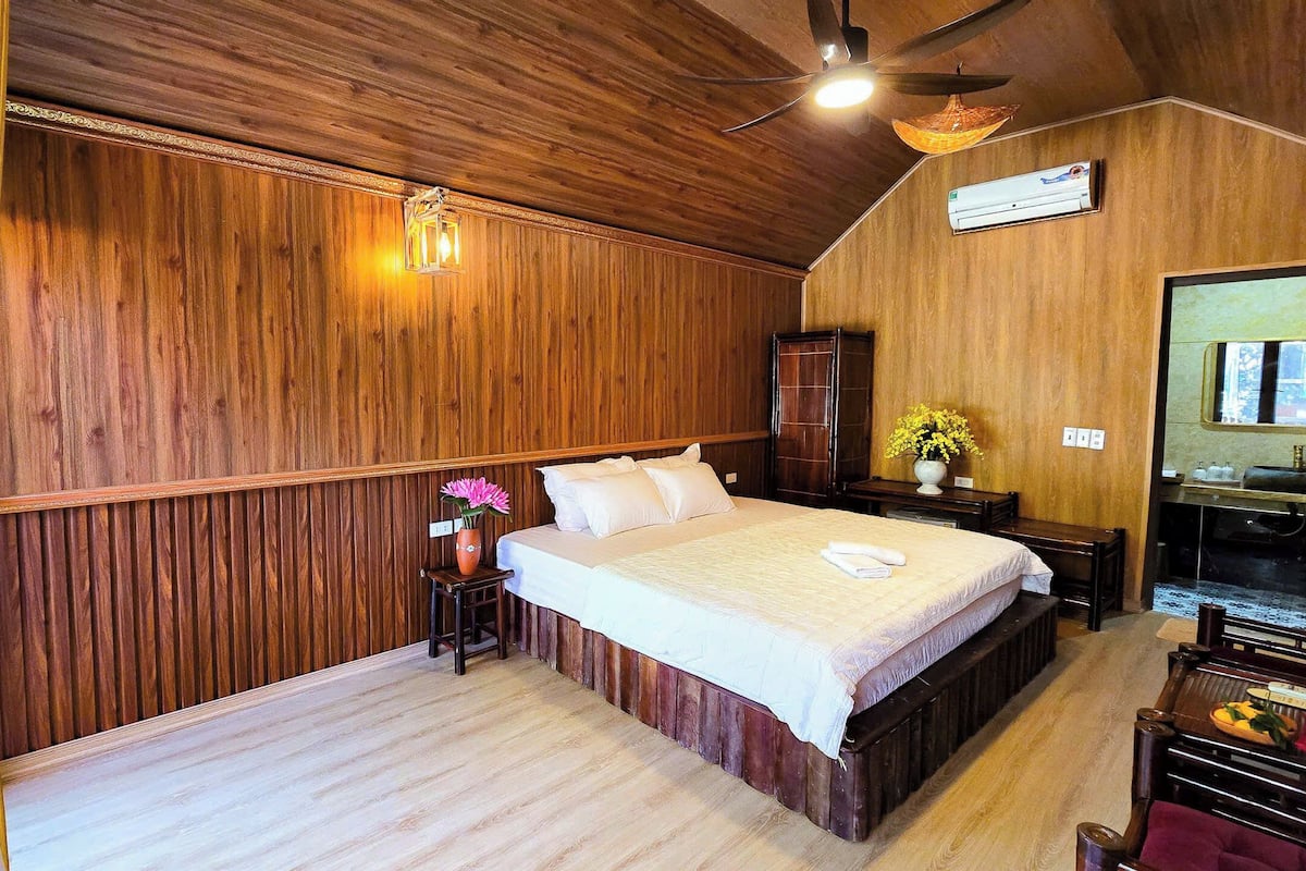 Signature Bungalow, Pool View | Minibar, desk, free WiFi, bed sheets