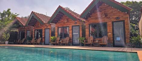 Una piscina al aire libre