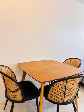 Room, 1 Bedroom, Balcony | Dining