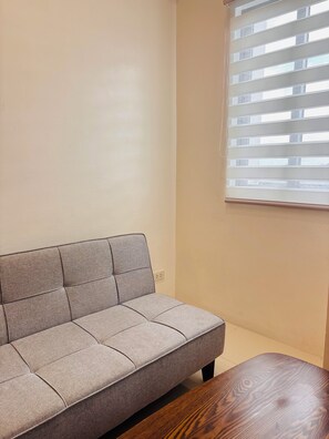 Zimmer, 1 Schlafzimmer, Balkon | Wohnbereich