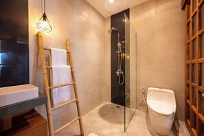 Two Bedroom Pool Villa Rice Field View | Bathroom | Separate bathtub and shower, hair dryer, towels, soap - Kairos Villa Ubud by Omkara Experience (Ubud)
