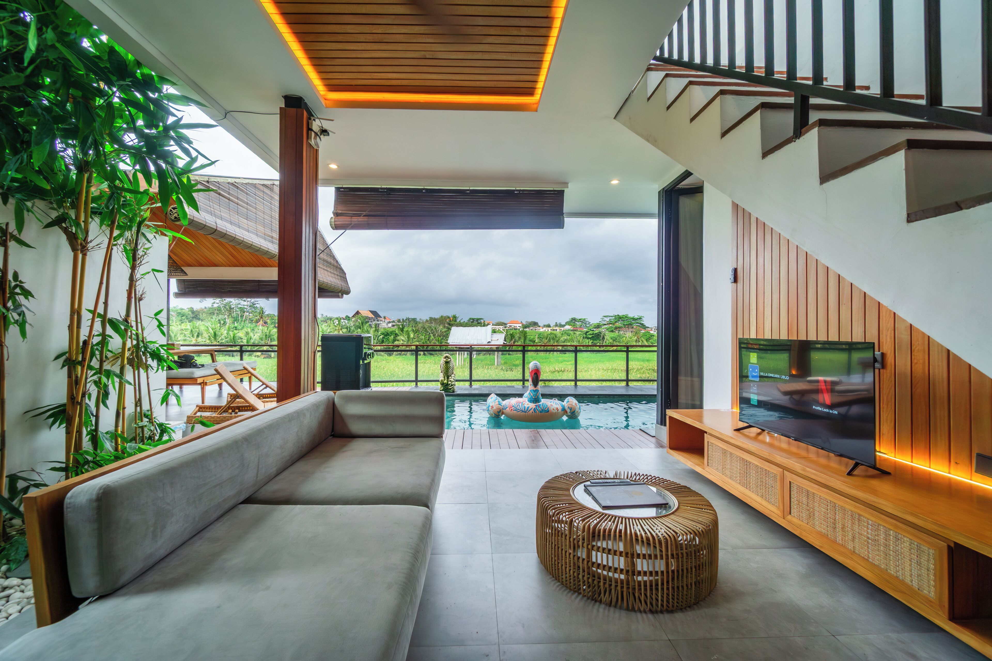 Villa superior, 2 habitaciones, alberca privada | Sala de estar | Smart TV de 43 pulgadas con canales digitales 