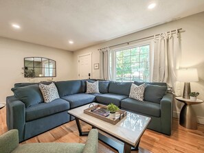 TV, offices - Overland Park Beauty!  3BD 2BA New Listing! (Overland Park)