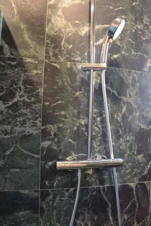 Douche, sèche-cheveux, serviettes fournies