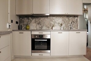 Réfrigérateur, four à micro-ondes, un four, lave-vaisselle