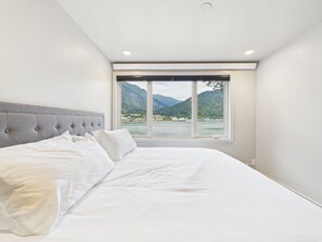 3 bedrooms, desk, iron/ironing board