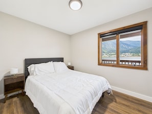 3 bedrooms, desk, iron/ironing board