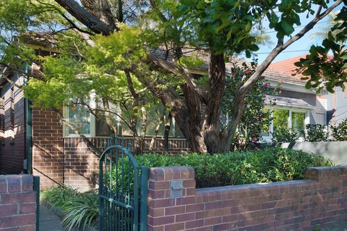 Spacious 2BR, 2BA Creative Haven Near Cafes, Music + Art