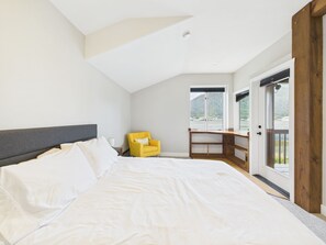 4 bedrooms, desk, iron/ironing board, free WiFi