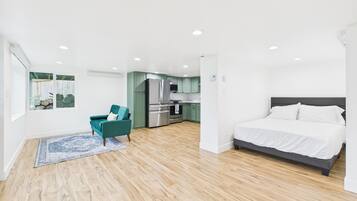 1 habitación, tabla de planchar con plancha, wifi gratis y ropa de cama