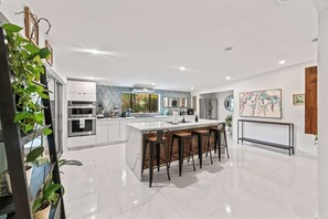 Réfrigérateur, four à micro-ondes, un four, surface de cuisson