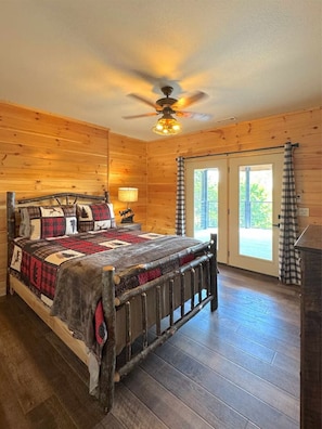 3 makuuhuonetta, työpöytä, Wi-Fi, vuodevaatteet