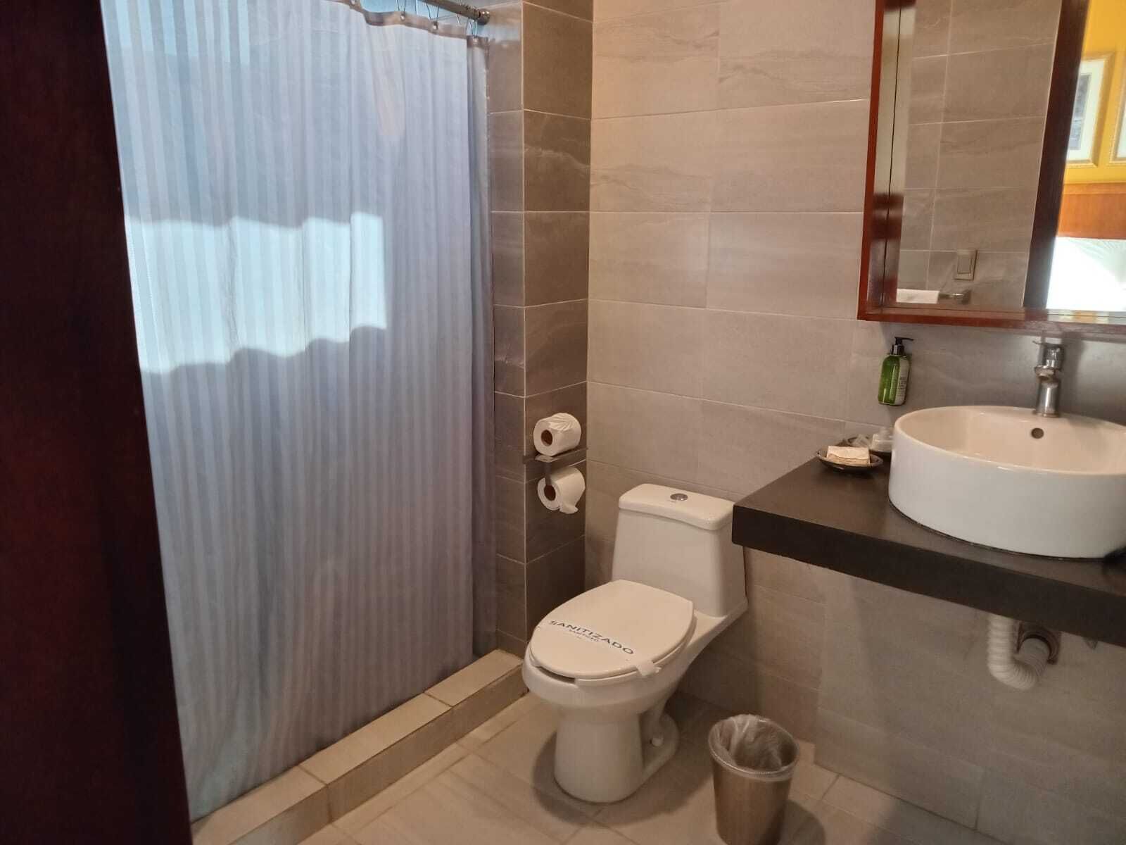 Buồng tắm vòi sen, máy sấy tóc, khăn tắm, xà phòng 