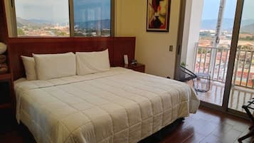 Espacio para trabajar con laptop y tabla de planchar con plancha