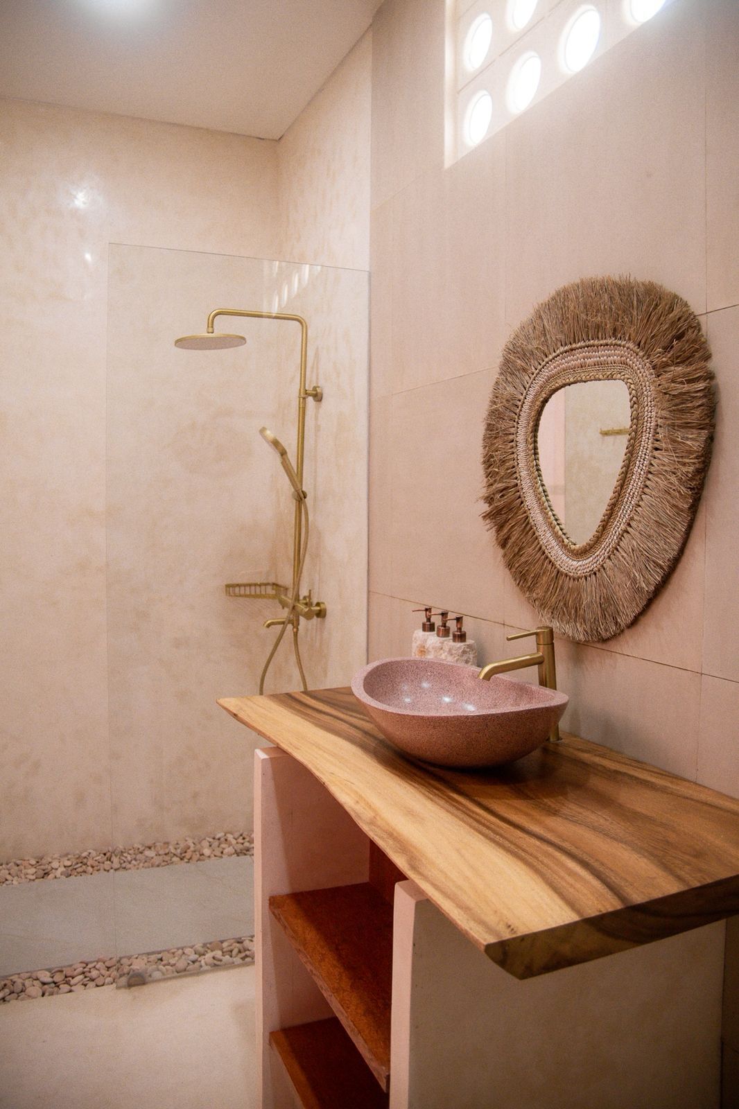 Badkamer | Een douche, een regendouche, gratis toiletartikelen, een bidet