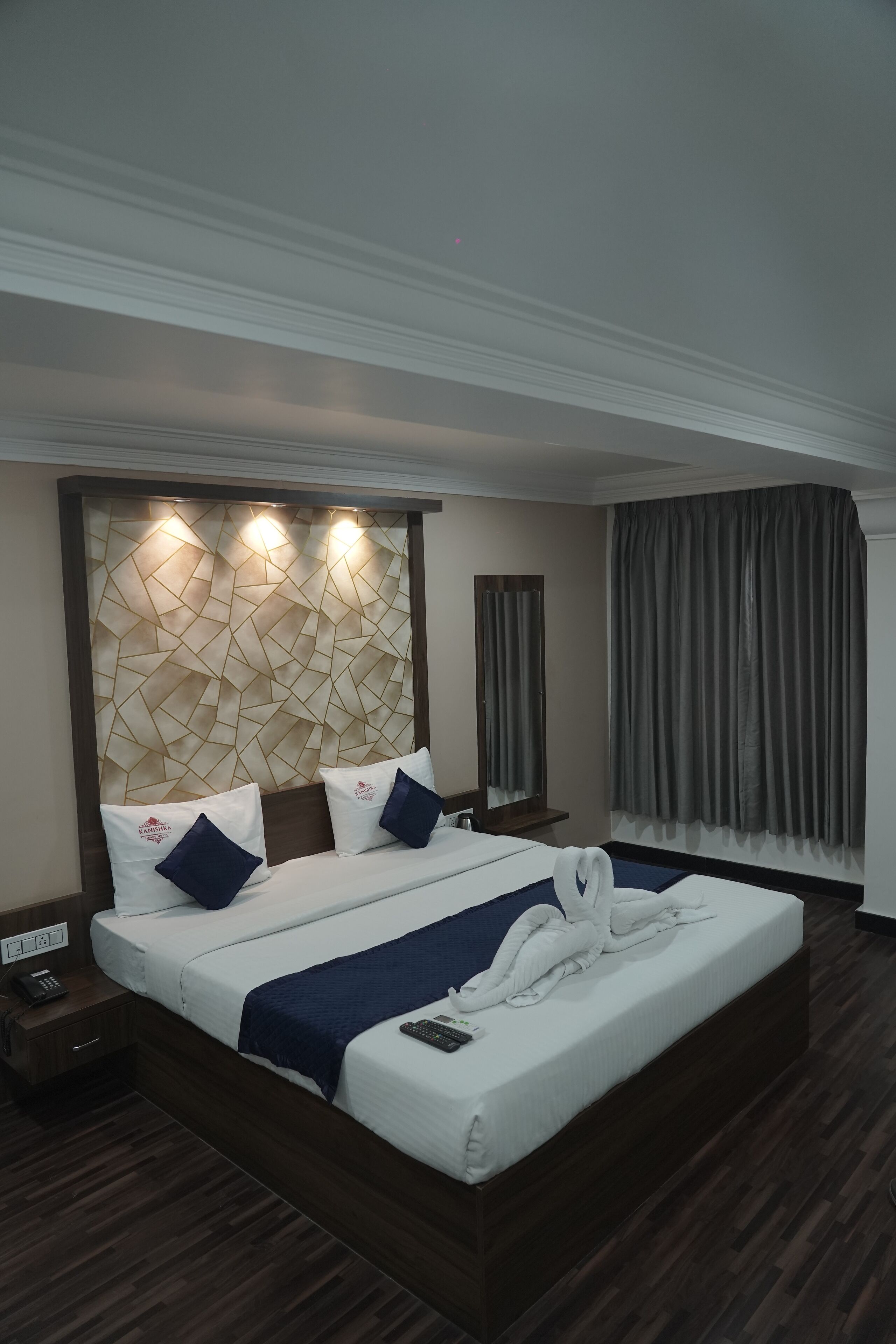 Superior Suite | Egyptian cotton sheets, premium bedding, free WiFi