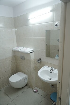 Shower, rainfall showerhead, towels, soap - The Kanishka Grand (Bengaluru)